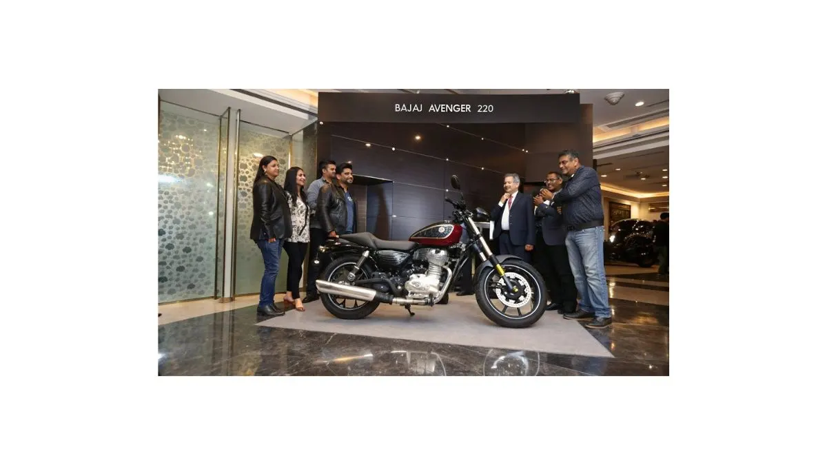 2026 Bajaj Avenger 220 cruiser motorcycle featuring a 220cc fuel-injected engine, low-slung chassis, wide handlebars, and relaxed long-ride ergonomics